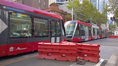 George-Street-Sydney-Kreuzung-Mit-Stadtbahn-Straßenbahn,-Die-Während-Der-Sperrung-Der-Coronavirus-Covid19-Pandemie-Vorbeifährt