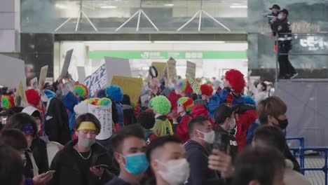 Grupo-De-Personas-Protesta-Contra-El-Uso-De-Máscaras-En-La-Estación-De-Shibuya-En-La-Noche-De-Halloween-En-Medio-De-La-Pandemia-De-Coronavirus-En-Tokio,-Japón