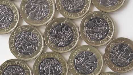 Flache-Lage-Britischer-Ein-Pfund-Münzen-Auf-Weißem-Hintergrund-–-Nahaufnahme-Vertikal
