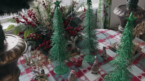 Gemütliche-Weihnachtsdekoration-Zu-Hause-Mit-Bäumen-Und-Stechpalme