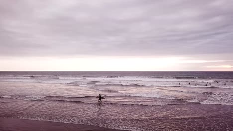 Menschen-Genießen-Den-Sonnenuntergang-Am-Strand-Von-Olon,-Ecuador-–-Aus-Der-Luft
