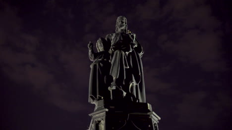Estatua-De-San-José-Con-El-Niño-Jesús-Contra-El-Cielo-Nocturno-Nublado,-Praga,-Chequia