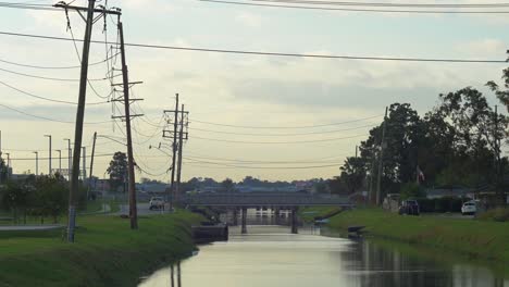 Autobahn-Straßenbrücke-über-Den-Bayou-River,-Nebenstraße-In-Louisiana