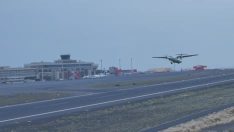 Un-Avión-De-Pasajeros-Bimotor-Despegando-Del-Aeropuerto-De-La-Palma,-En-Las-Islas-Canarias