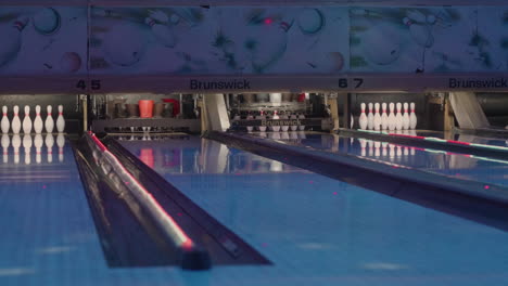 Bowling-alley-machines-resetting-pins-for-next-turn,-Slow-Motion