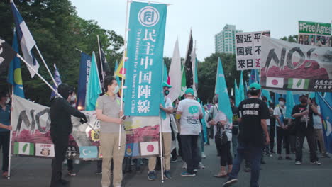 Manifestantes-Libres-De-Hong-Kong-Que-Se-Manifiestan-Contra-El-Gobierno-De-China-En-Tokio,-Japón---Toma-Panorámica