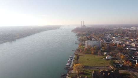 Ruhiges-Wasser-Des-Detroit-River-Mit-Strukturen-In-Der-Herbstlandschaft-In-Trenton-City-In-Michigan,-USA
