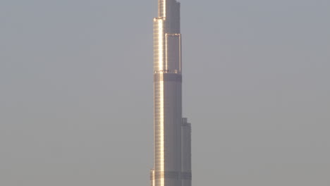 Detail-Des-Burj-Khalifa,-Das-Sich-In-Der-Abendsonne-Spiegelt