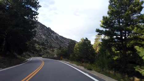 Imágenes-Pov-De-Conducción-En-Las-Montañas-Rocosas-De-Colorado