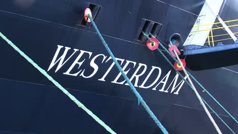 Detail-Des-Namens-Des-Kreuzfahrtschiffes-Westerdam-Auf-Dem-Rumpf,-Während-Es-In-Puntarenas,-Costa-Rica,-Angedockt-Wird