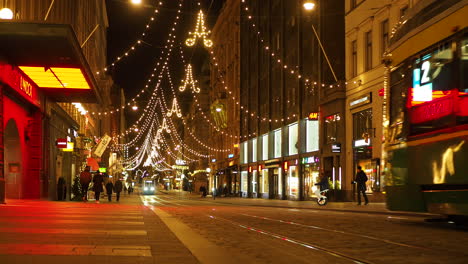 Die-Zentrale-Stadtstraße-Ist-Nachts-In-Helsinki-Mit-Weihnachtslichtern-Geschmückt