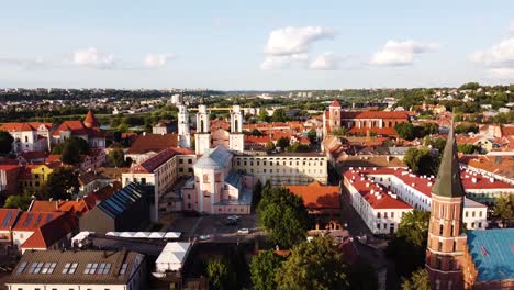 Eine-Drohnenaufnahme-Der-Altstadt-Von-Kaunas-Aus-Der-Luft,-Während-Die-Drohne-Aufsteigt-Und-Ein-Wunderschönes-Panorama-Der-Altstadt-Von-Kaunas-Und-Der-Vororte-Von-Kaunas-In-Der-Ferne-Offenbart