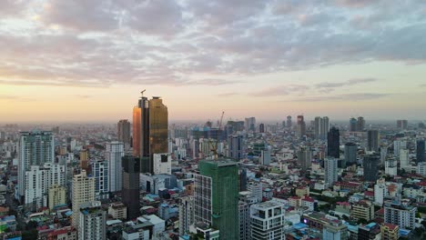Luftaufnahme-Des-Finanzviertels-In-Der-Stadt-Phnom-Penh-Bei-Sonnenuntergang