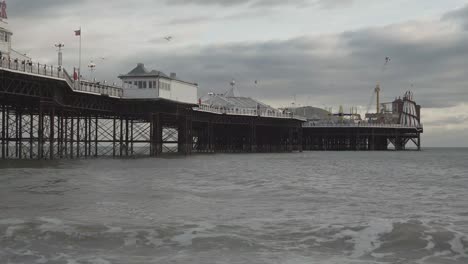Berühmter-Brighton-City-Pier-Am-Strand,-England,-Vereinigtes-Königreich