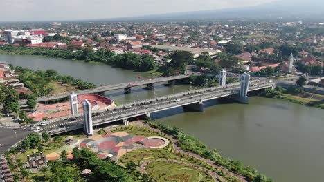 Moderne-Brawijaya-Brücke-über-Den-Brantas-Fluss-In-Kediri,-Java,-Indonesien,-Luftaufnahme