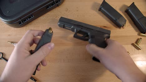 Mesa-Con-Equipo-Táctico-Y-Glock-10mm