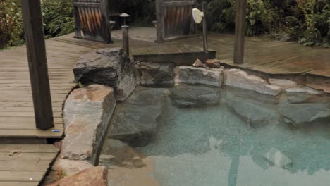 Outdoor-hot-tub-and-spa-setting-at-the-Montpellier-Manoir-in-Quebec