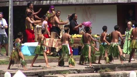 Traditionelle-Musik--Und-Tanzgruppe-Nuku-Hiva,-Die-Touristen-Auf-Der-Insel-Willkommen-Heißt
