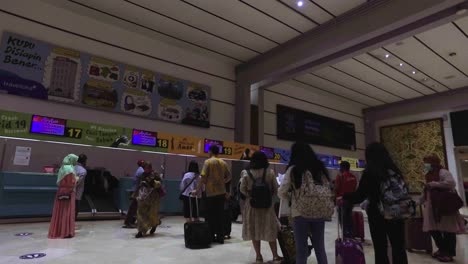 Passengers-were-queuing-to-check-in-at-the-airport-during-the-COVID-19-pandemic