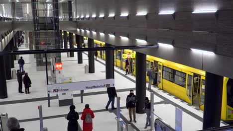 Entrando-En-La-Nueva-Estación-De-Tren-Moderna-Ayuntamiento-Rojo-En-Berlín