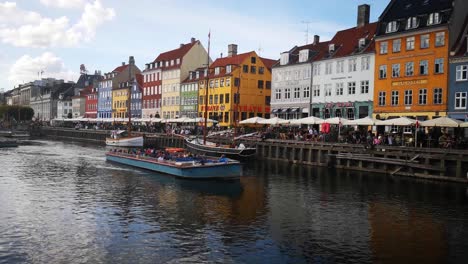 Bunte-Fassade-Und-Alte-Schiffe-Entlang-Des-Nyhavn-Kanals-In-Kopenhagen