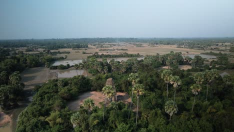 Vergessene-Tempel-In-Kambodscha-–-Trapeang-Pong-Turm-Drohne-Fliegt-über-Die-Vogelperspektive-In-Trockener-Landschaft