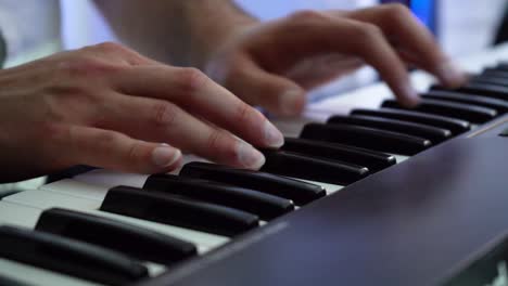 Nahaufnahme-Der-Hände-Eines-Pianisten,-Der-Sein-Instrument-Spielt