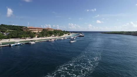 Drohnenansicht-Eines-Hotelresorts-Und-Eines-Yachthafens-Mit-Kleinen-Yachten-In-Curaçao