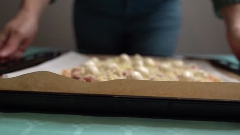 Mujer-Tomando-Pizza-Casera-Recién-Salida-Del-Horno
