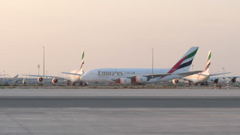 Riesige-Airbus-A380-Jets-Der-Emirate,-Die-Am-Al-Maktoum-Flughafen-In-Dubai-Am-Boden-Bleiben