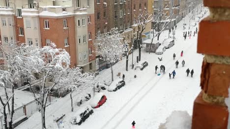 Stark-Verschneite-Straße-Von-Madrid-Aus-Einem-Fenster-Betrachtet