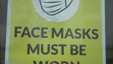 Coronavirus-Schild-„Gesichtsmasken-Müssen-Im-Einkaufszentrum-Getragen-Werden“-Kippende-Aufnahme