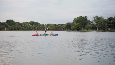 Un-Grupo-De-Jóvenes-Disfrutando-De-Un-Día-En-Un-Lago-En-Tailandia-En-Kayak