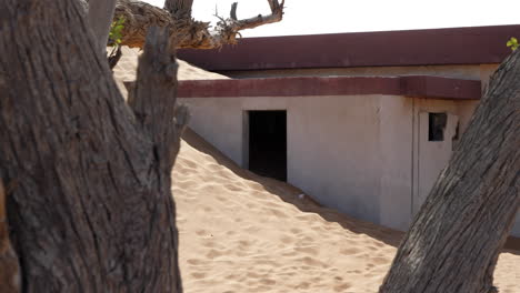 Außenwand-Eines-Verlassenen-Hauses-In-Einem-Verlassenen-Dorf-In-Der-Wüstenpfanne-Der-Vereinigten-Arabischen-Emirate