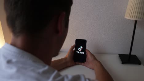 Tiktok-Auf-Dem-Smartphone-Bildschirm