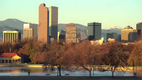 Blick-Auf-Die-Skyline-Von-Denver-Nach-Sonnenaufgang