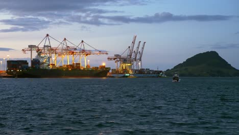 Beleuchtete-Container--Und-Portalkräne-Im-Hafen-Von-Tauranga-In-Tauranga,-Neuseeland-In-Der-Abenddämmerung---Weitwinkelaufnahme