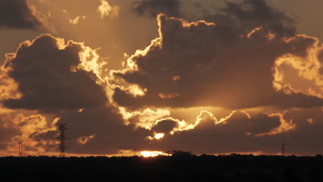 Wunderschöne-Panoramaaufnahme-Eines-Idyllischen-Sonnenuntergangs-Mit-Sich-Bewegenden-Wolken-In-Der-Natur