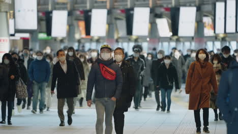 Coronavirus-Präventionsmaßnahme-–-Maskierte-Menschen,-Die-Während-Der-Weltweiten-Pandemie-In-Tokio,-Japan,-Am-Bahnhof-Shinagawa-Spazieren-Gehen