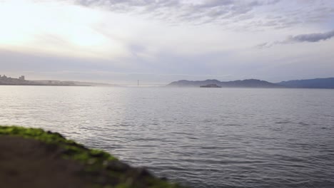 Vista-Lejana-De-La-Isla-De-Alcatraz-Y-El-Puente-Golden-Gate