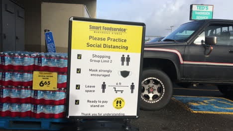 Social-Distancing-Reminder-Outside-The-Smart-Foodservice-Warehouse-In-Coos-Bay,-Oregon