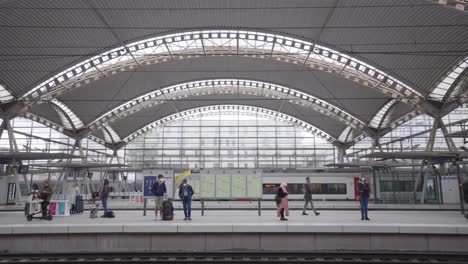 Wartende-Maskierte-Passagiere-Am-Bahnsteig-Des-Bahnhofs-Leuven