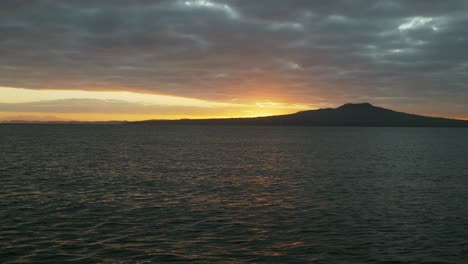 Wunderschöner-Sonnenaufgang-Hinter-Der-Insel-Rangitoto,-Waitamata,-Neuseeland