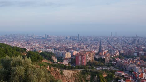 Langsames,-Weitläufiges-Panorama-Der-Stadt-Barcelona-Vom-Aussichtspunkt-Bunkers-Del-Carmen-Aus-Gesehen