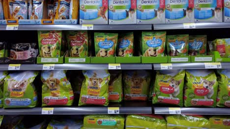 Estantes-De-Tiendas-De-Mascotas-Con-Paquetes-De-Varios-Alimentos-Para-Perros