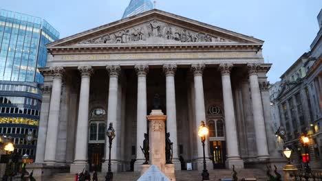 Gimbal-shot-of-the-Royal-Exchange-and-London-troops-memorial-at-evening-time