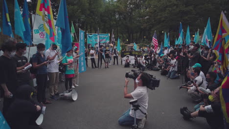 Camarógrafos-Filmando-Una-Protesta-Conjunta-Contra-El-PCCh-En-Tokio,-Japón-Durante-La-Pandemia---Estática