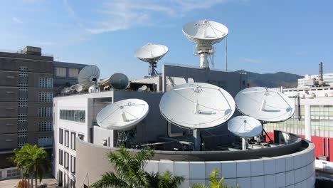 Grupo-De-Antenas-De-Transmisión-Por-Satélite-En-El-Edificio-De-Telecomunicaciones-De-Asia-Pacífico-En-Hong-Kong,-Vista-Aérea