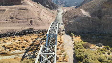 Fahrzeuge,-Die-Im-Gelände-An-Einem-Bach-Und-Einer-Eisenbahnbrücke-Im-Afton-Canyon,-Mojave-Wüste,-Kalifornien,-Vorbeifahren