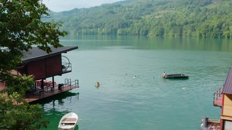 Hausboote-Und-Menschen-Im-Perucac-See,-Serbien